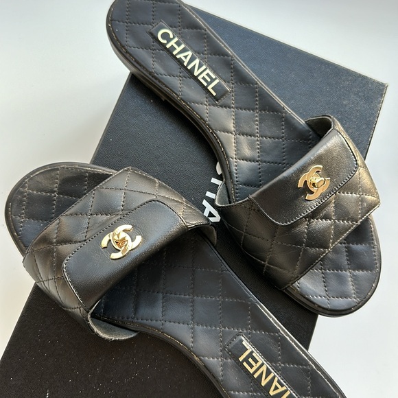 Chanel slides - Picture 2 of 3